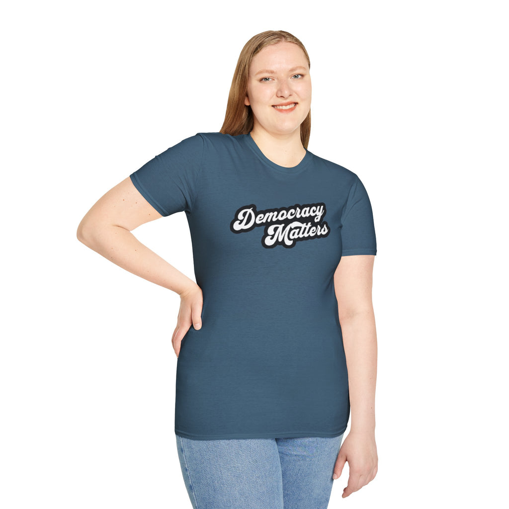 Camiseta unisex de estilo suave con gráficos "La democracia importa" y "Nosotros, el pueblo, estamos cabreados".