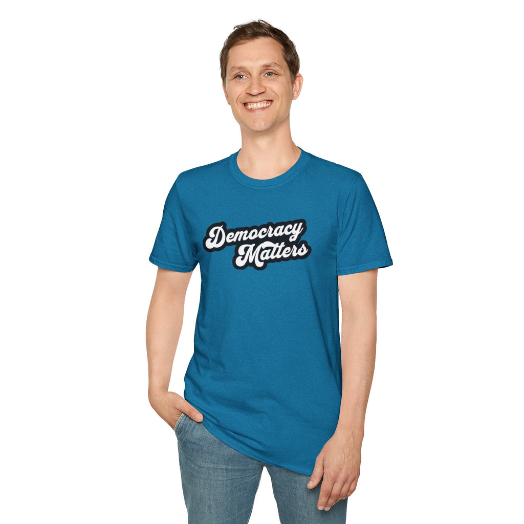Camiseta unisex de estilo suave con gráficos "La democracia importa" y "Nosotros, el pueblo, estamos cabreados".