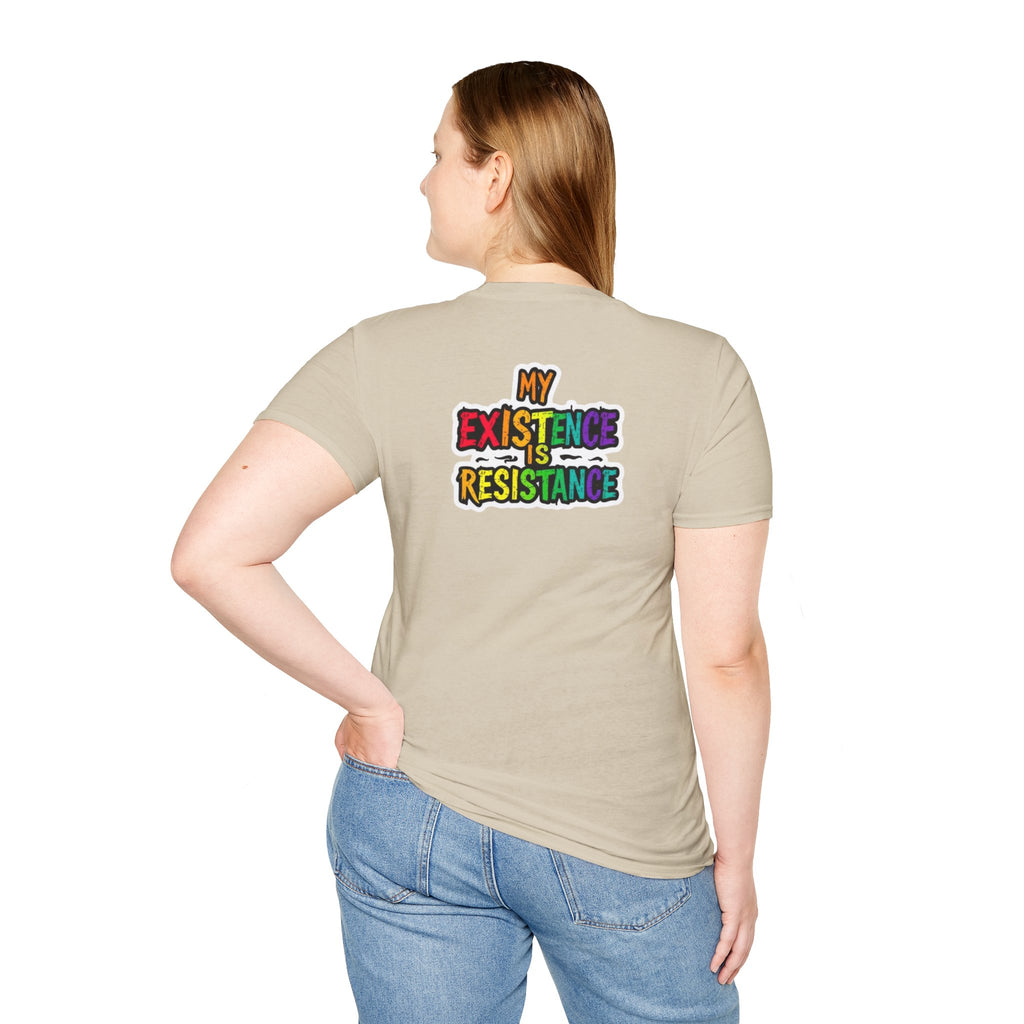 Camiseta unisex Softstyle - Diseño de corazón de orgullo con la frase 'La existencia es resistencia'