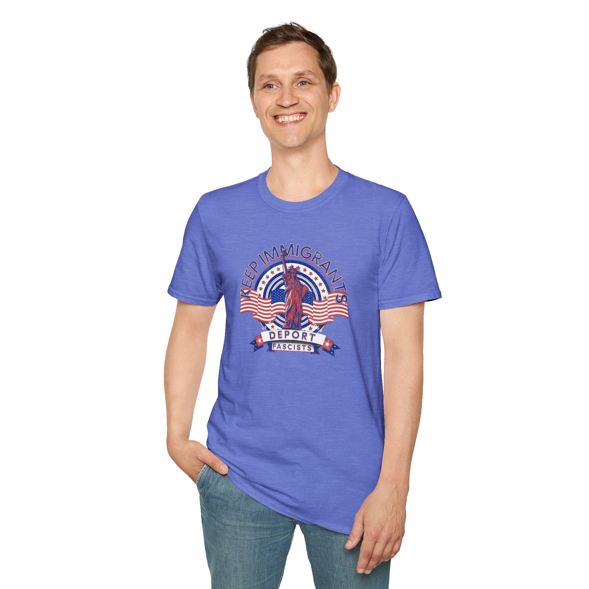 Camiseta unisex Patriota estadounidense: Mantengamos a los inmigrantes y deportemos a los fascistas: celebremos la libertad y la diversidad