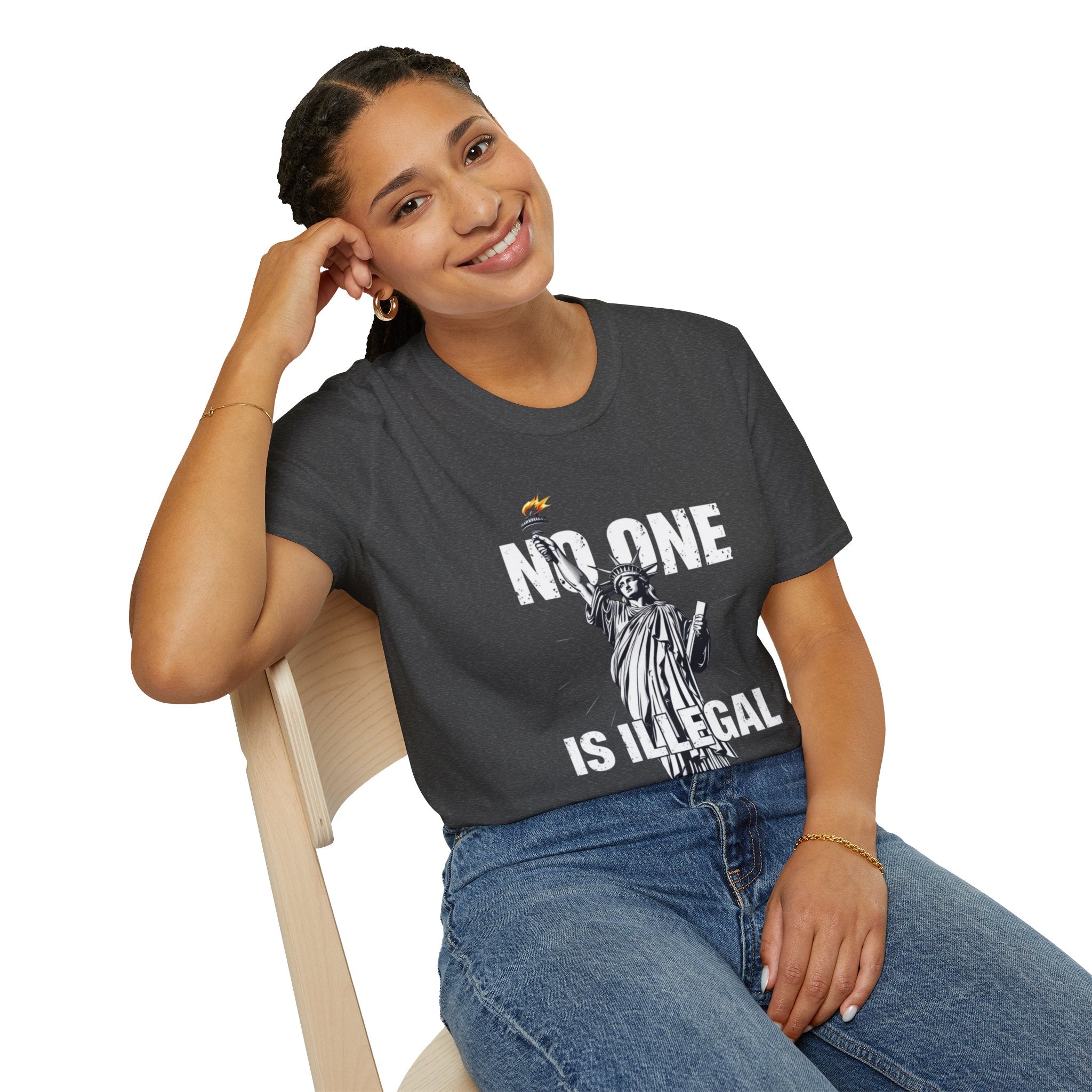 Camiseta unisex de estilo suave: camiseta gráfica con el lema "Nadie es ilegal" para defensores de la justicia social