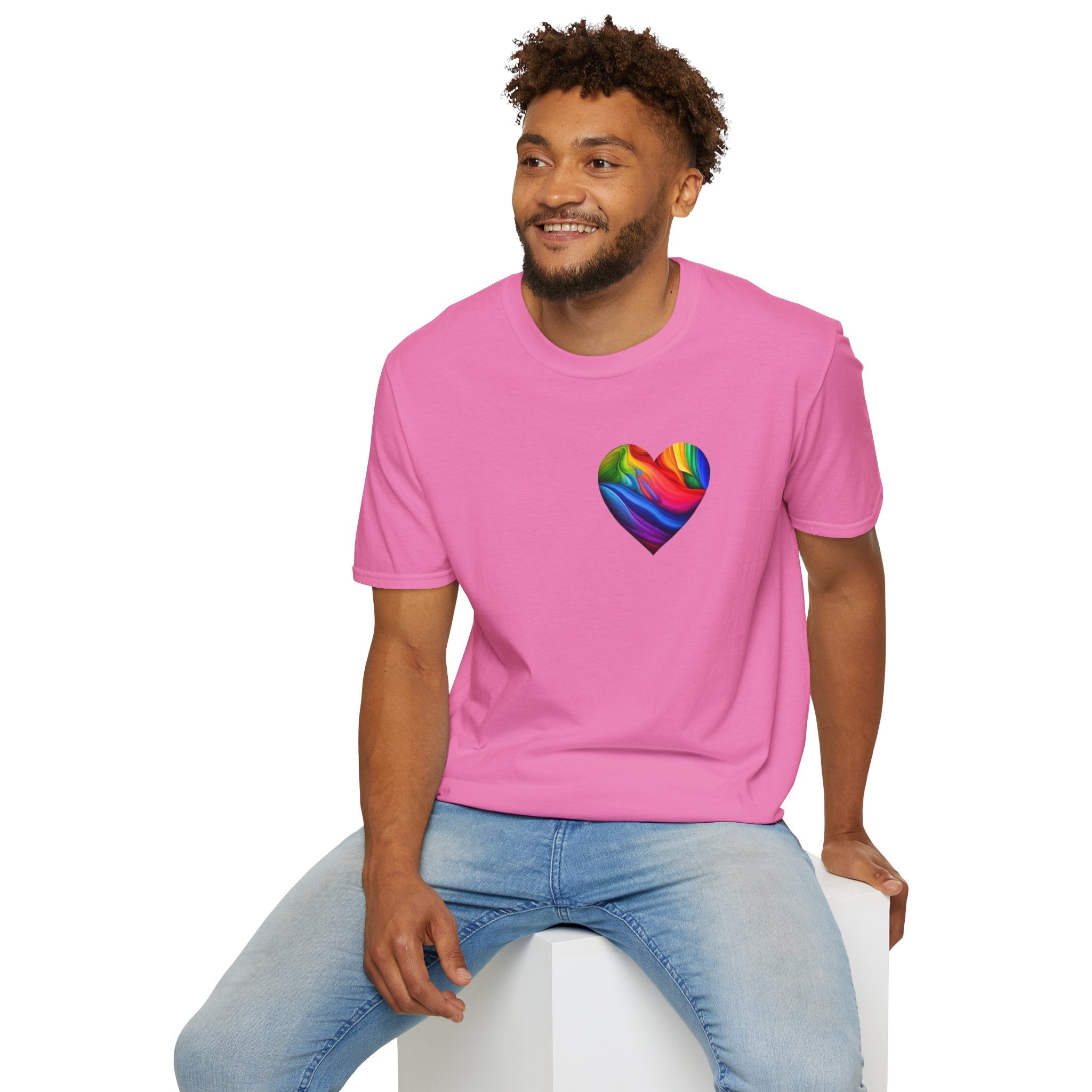 Camiseta unisex Softstyle - Diseño de corazón de orgullo con la frase 'La existencia es resistencia'