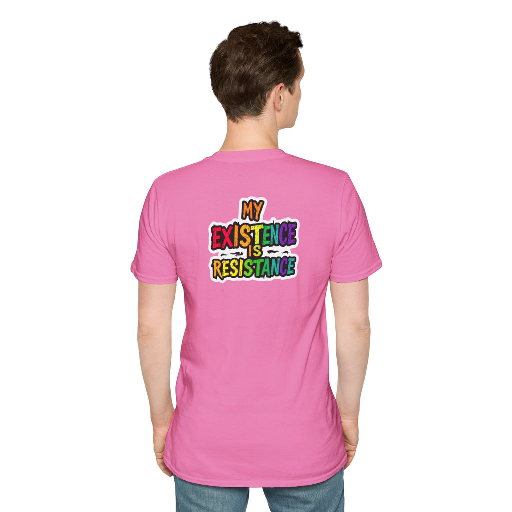 Camiseta unisex Softstyle - Diseño de corazón de orgullo con la frase 'La existencia es resistencia'