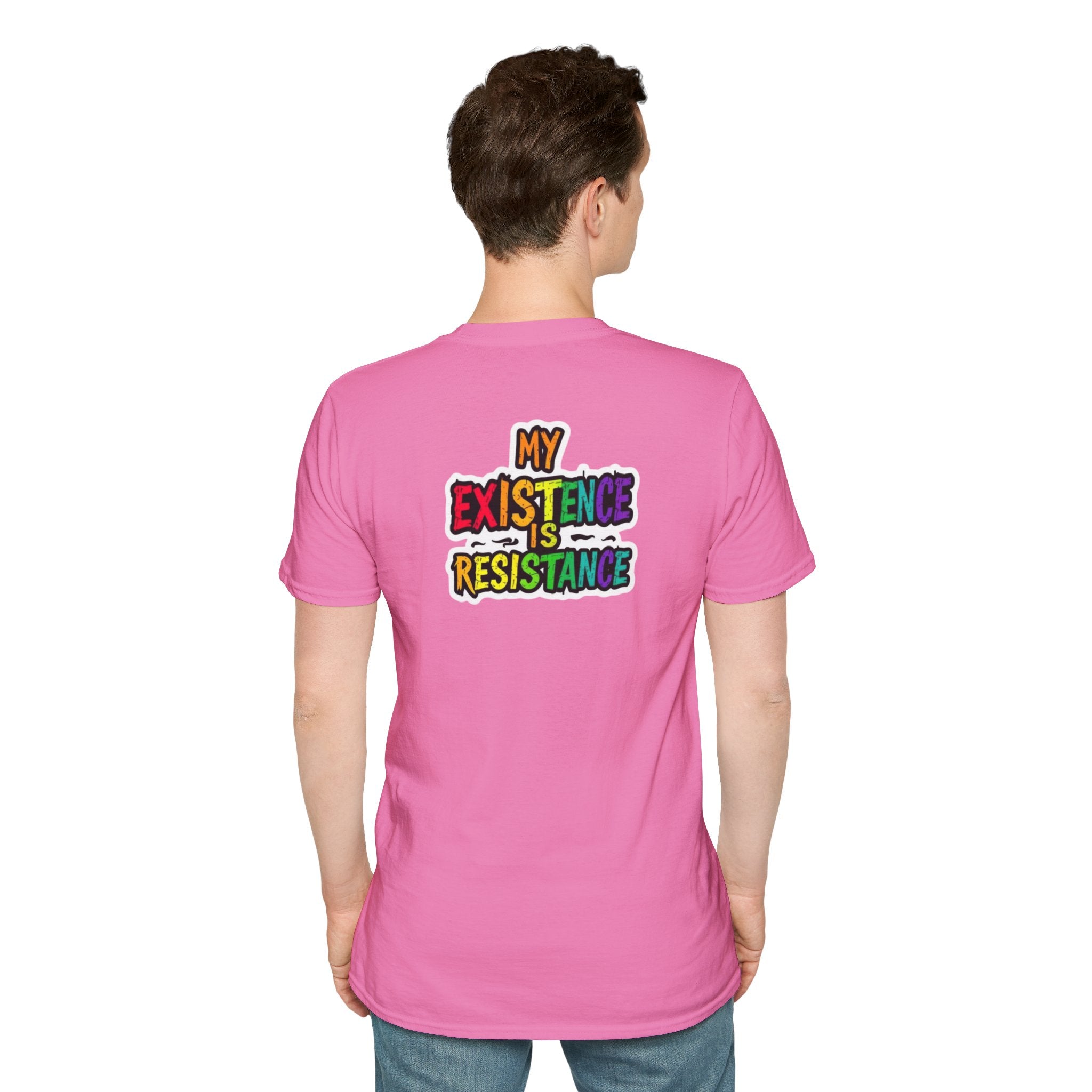 Camiseta unisex Softstyle - Diseño de corazón de orgullo con la frase 'La existencia es resistencia'