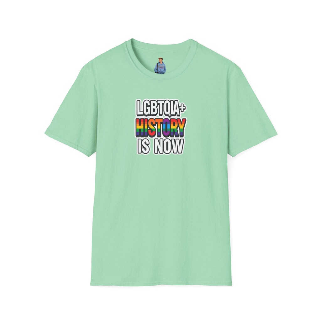 Camiseta unisex de estilo suave con la historia LGBTQIA+ ahora
