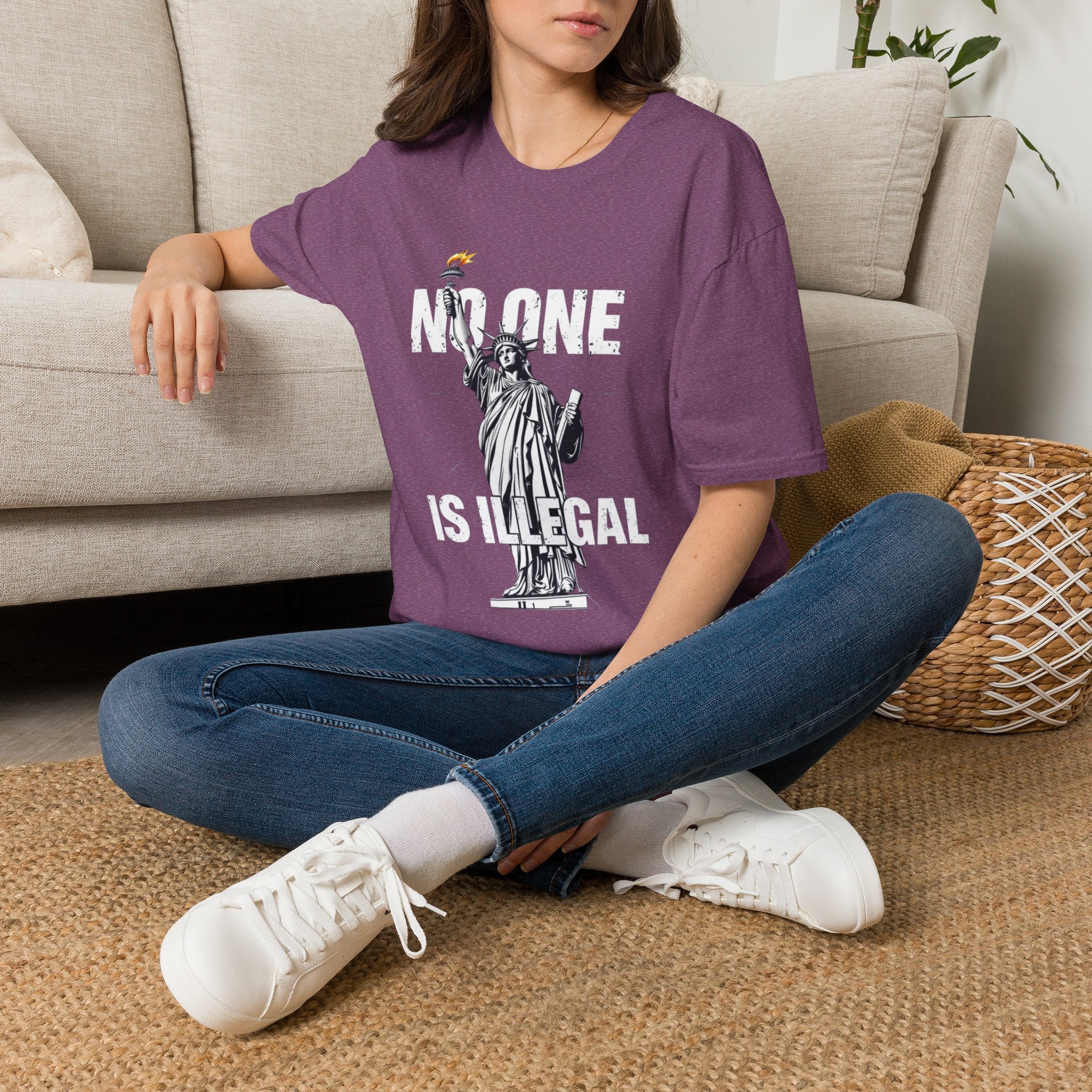 Camiseta unisex de estilo suave: camiseta gráfica con el lema "Nadie es ilegal" para defensores de la justicia social