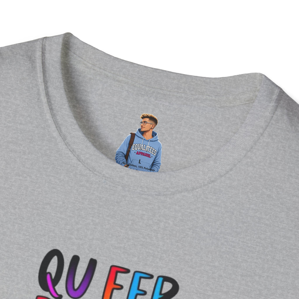 Camiseta unisex de estilo suave Queer Pride: "Las personas queer pertenecen a todas partes"