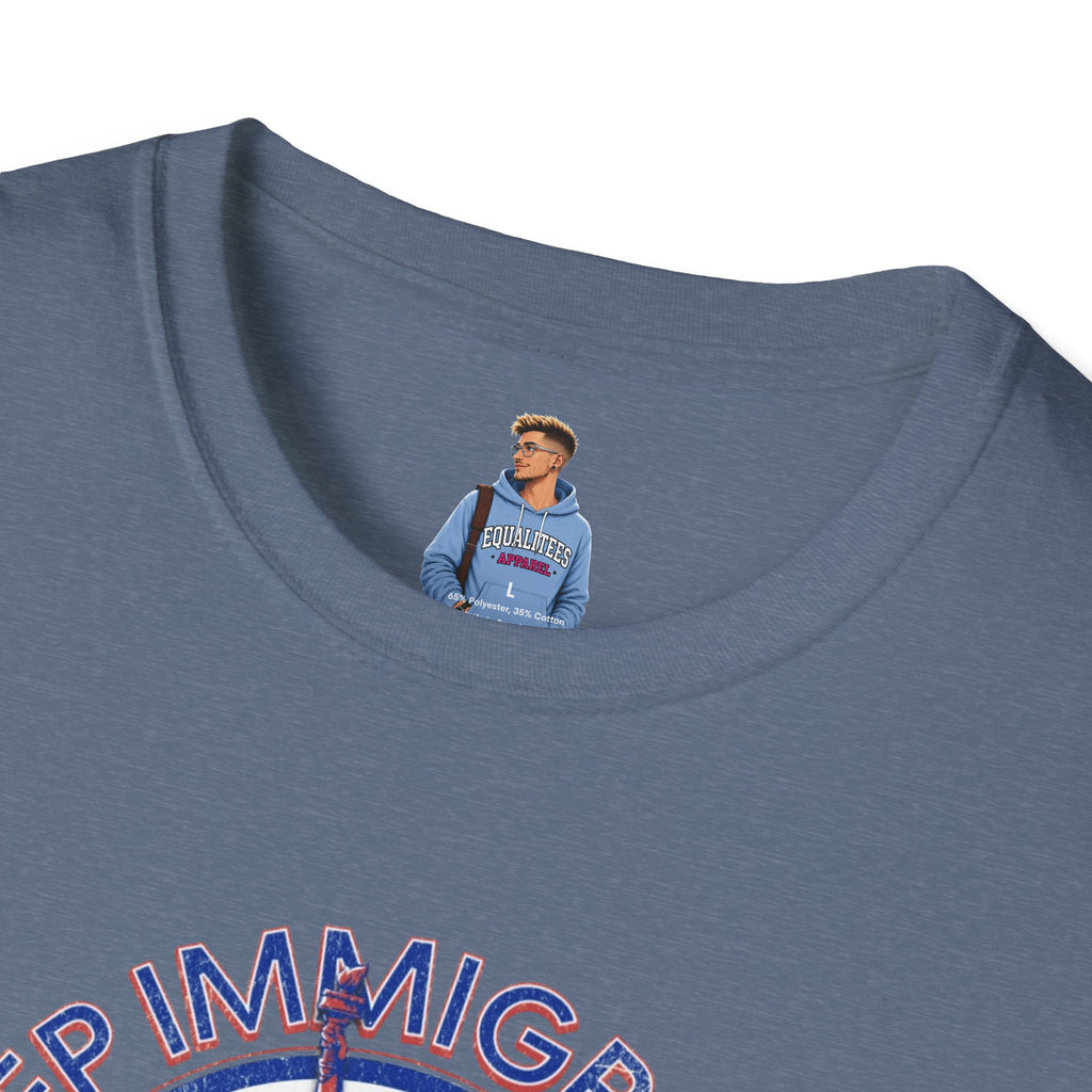 Camiseta unisex Patriota estadounidense: Mantengamos a los inmigrantes y deportemos a los fascistas: celebremos la libertad y la diversidad