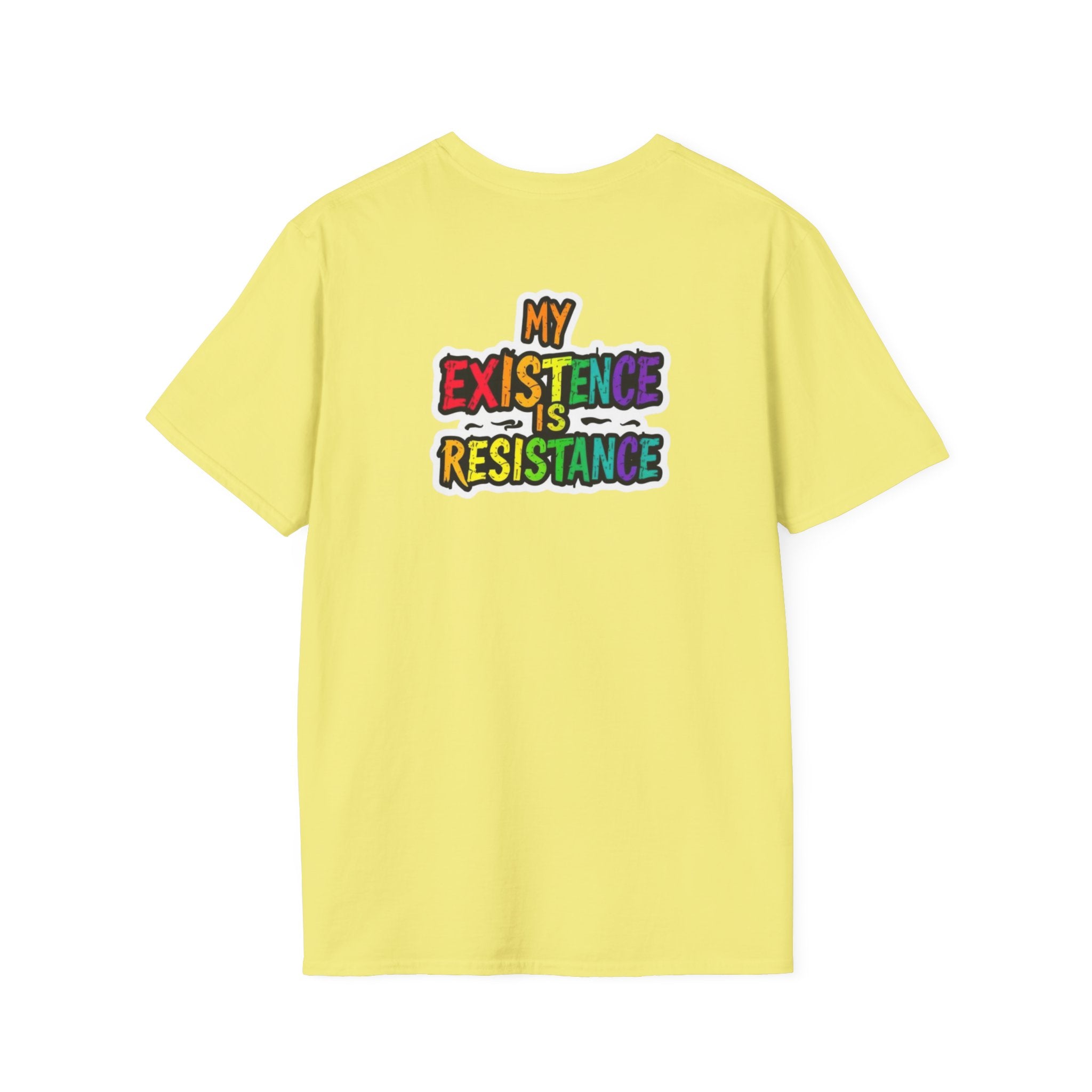 Camiseta unisex Softstyle - Diseño de corazón de orgullo con la frase 'La existencia es resistencia'