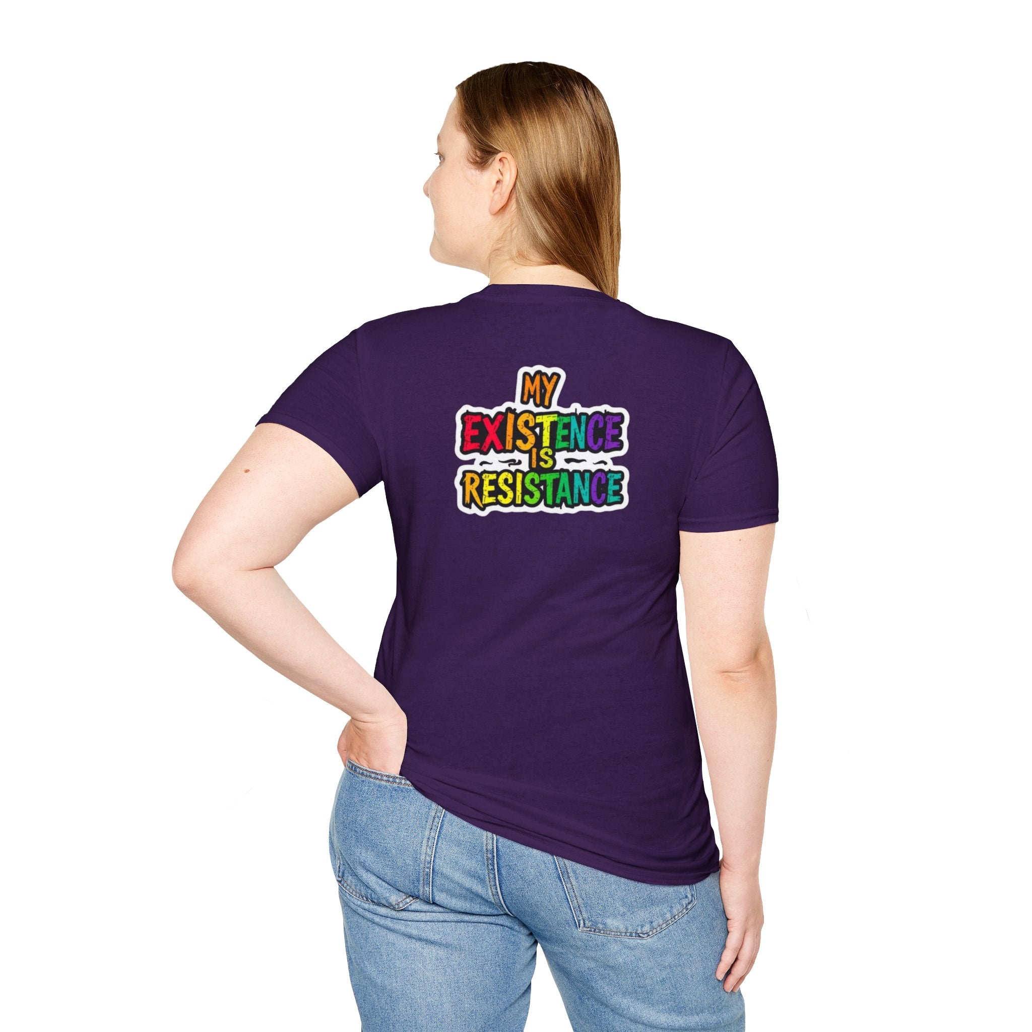 Camiseta unisex Softstyle - Diseño de corazón de orgullo con la frase 'La existencia es resistencia'