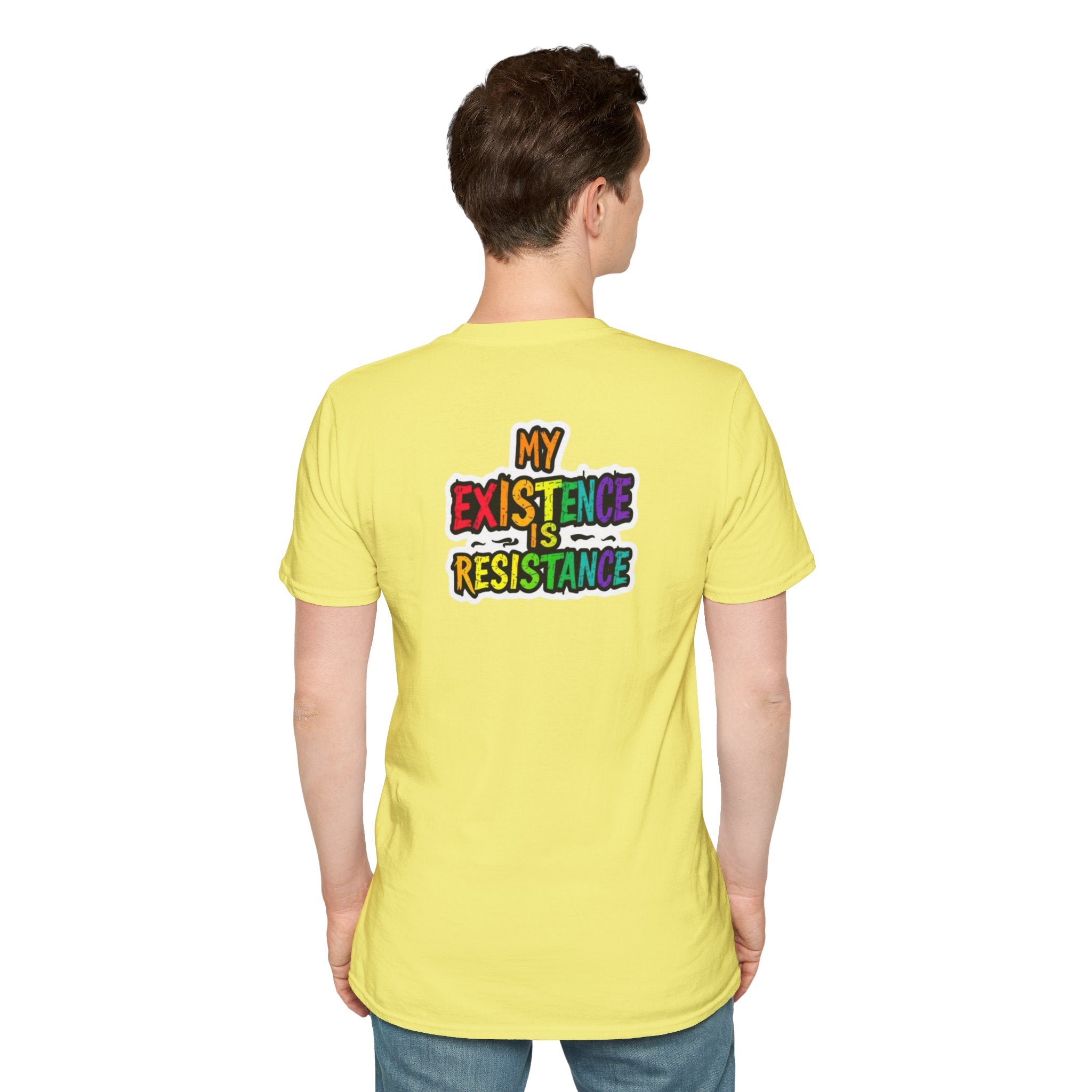 Camiseta unisex Softstyle - Diseño de corazón de orgullo con la frase 'La existencia es resistencia'