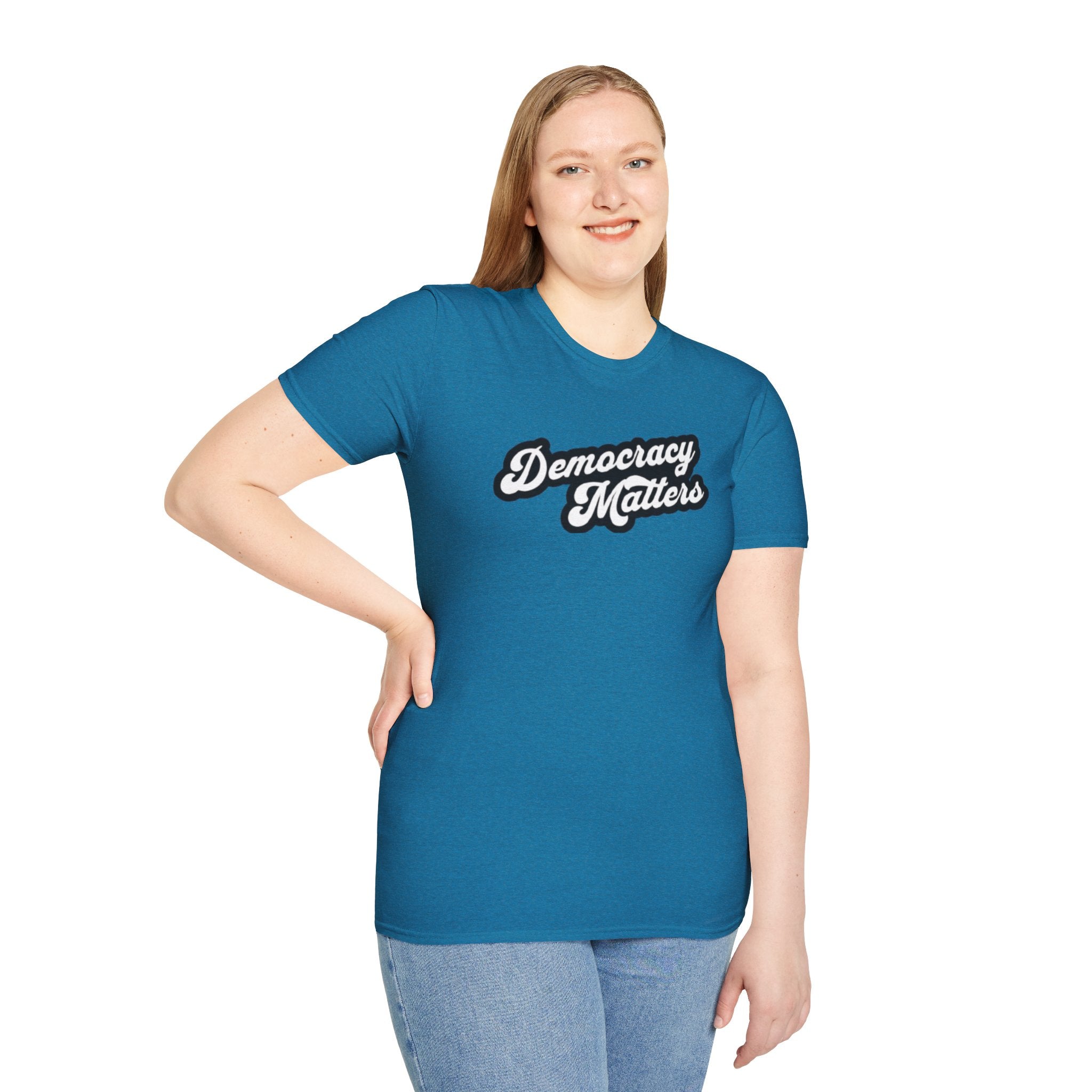Camiseta unisex de estilo suave con gráficos "La democracia importa" y "Nosotros, el pueblo, estamos cabreados".
