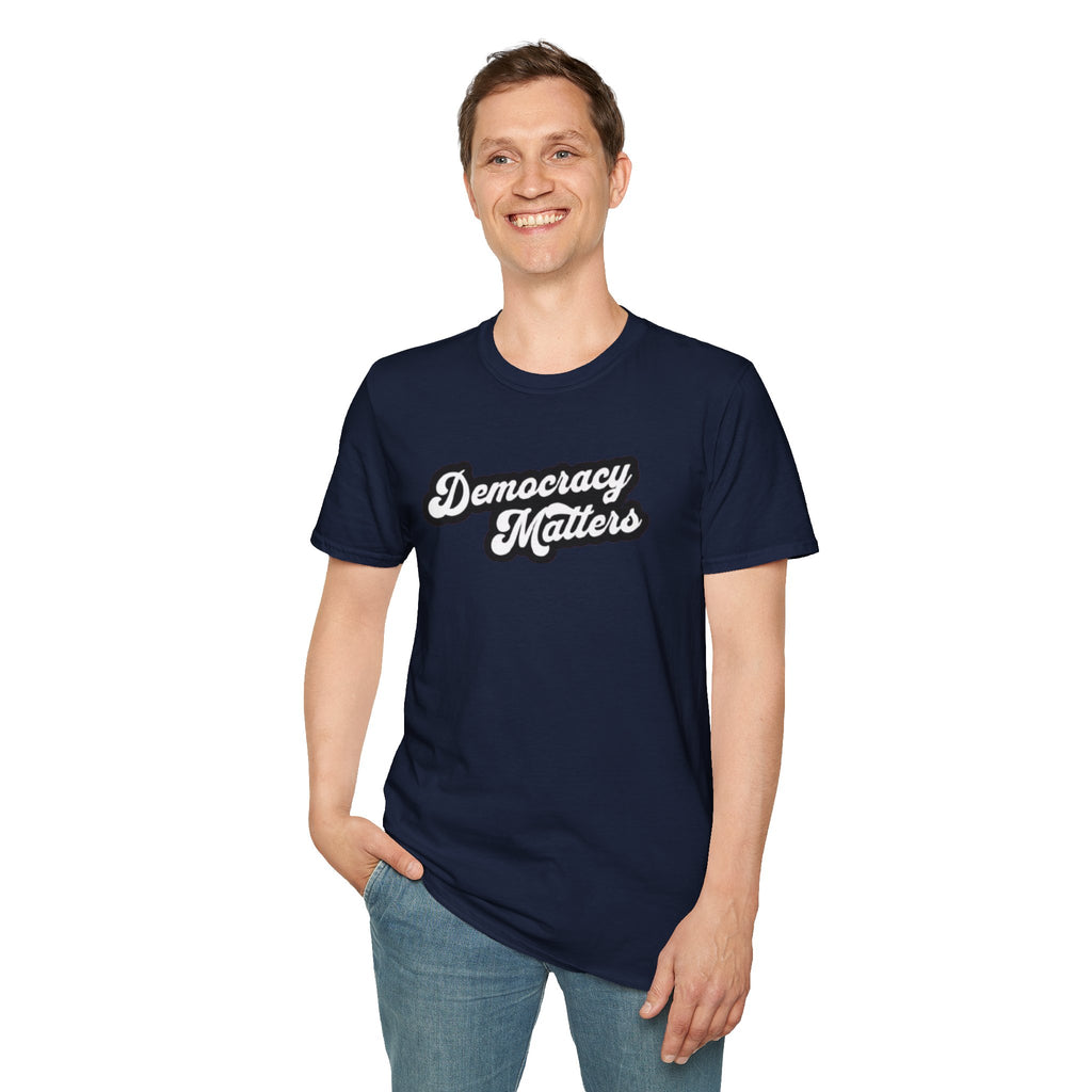 Camiseta unisex de estilo suave con gráficos "La democracia importa" y "Nosotros, el pueblo, estamos cabreados".