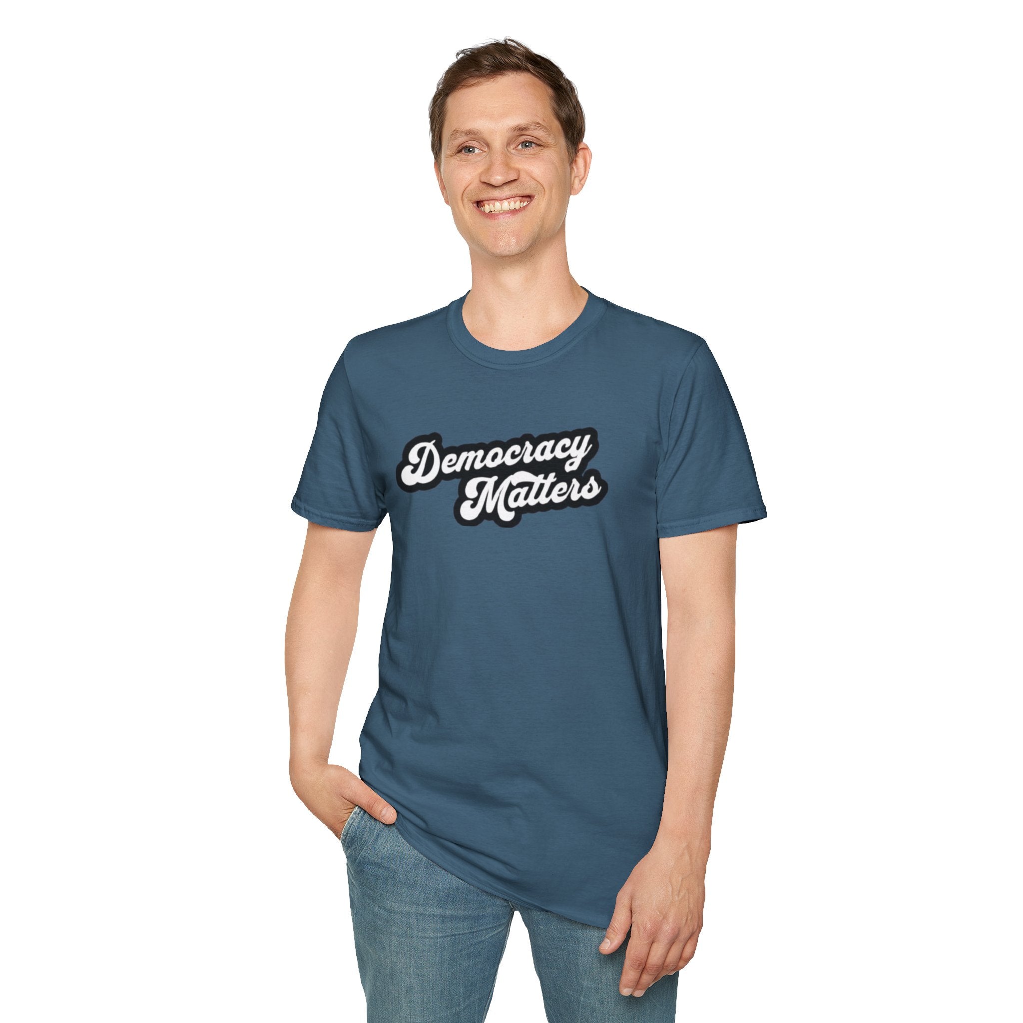 Camiseta unisex de estilo suave con gráficos "La democracia importa" y "Nosotros, el pueblo, estamos cabreados".
