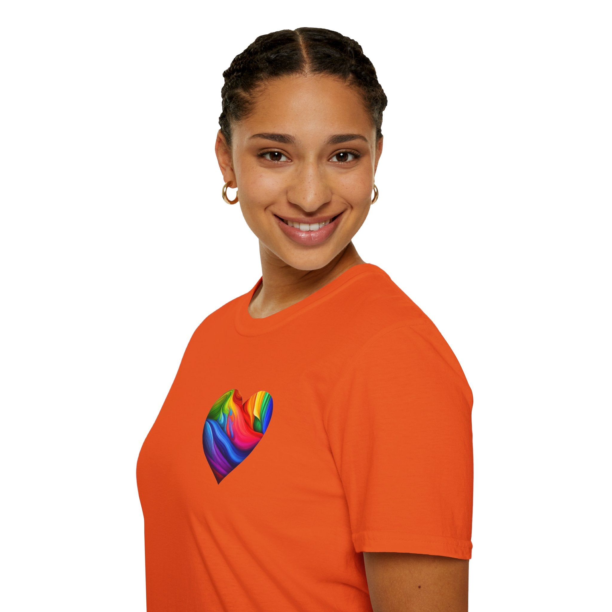 Camiseta unisex Softstyle - Diseño de corazón de orgullo con la frase 'La existencia es resistencia'