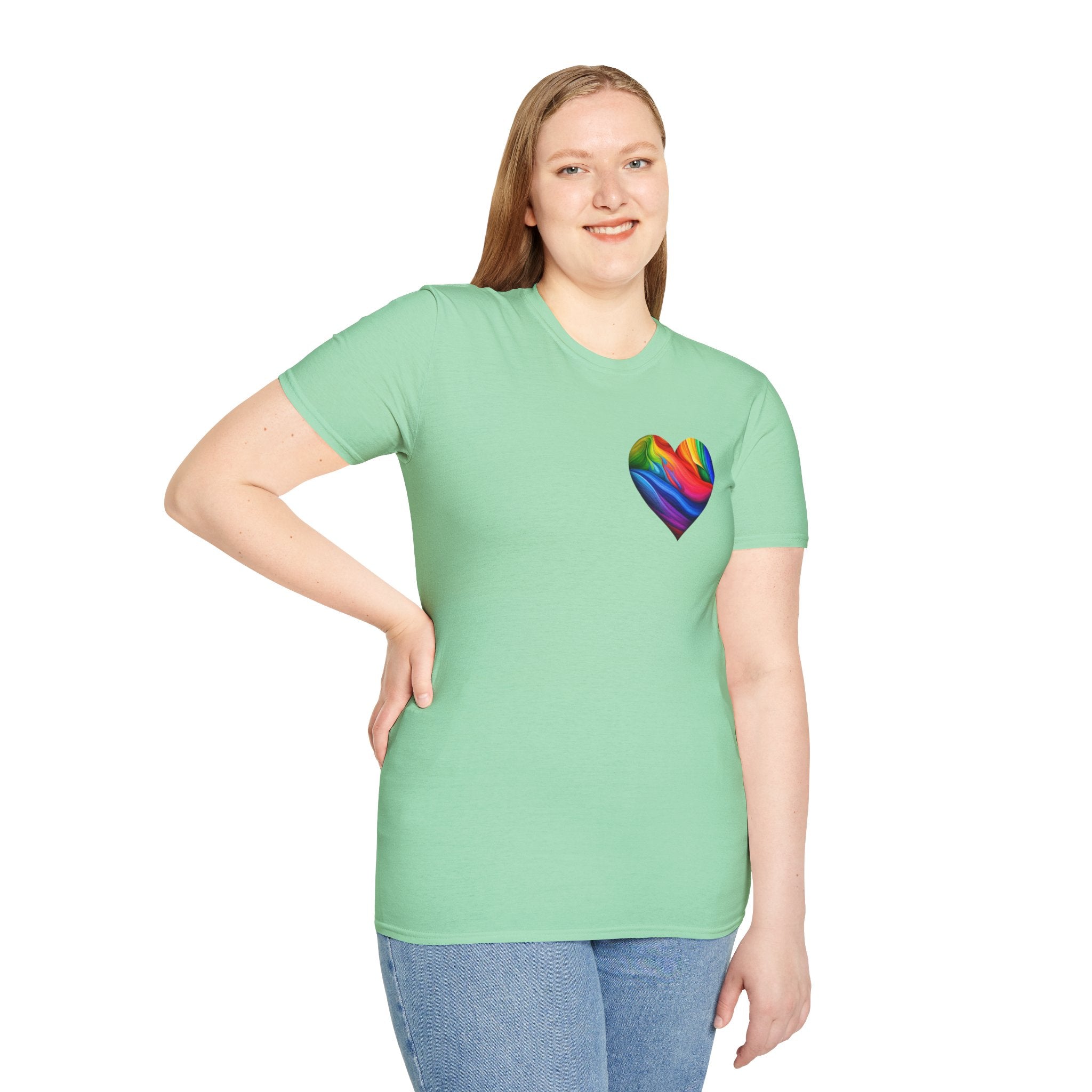 Camiseta unisex Softstyle - Diseño de corazón de orgullo con la frase 'La existencia es resistencia'