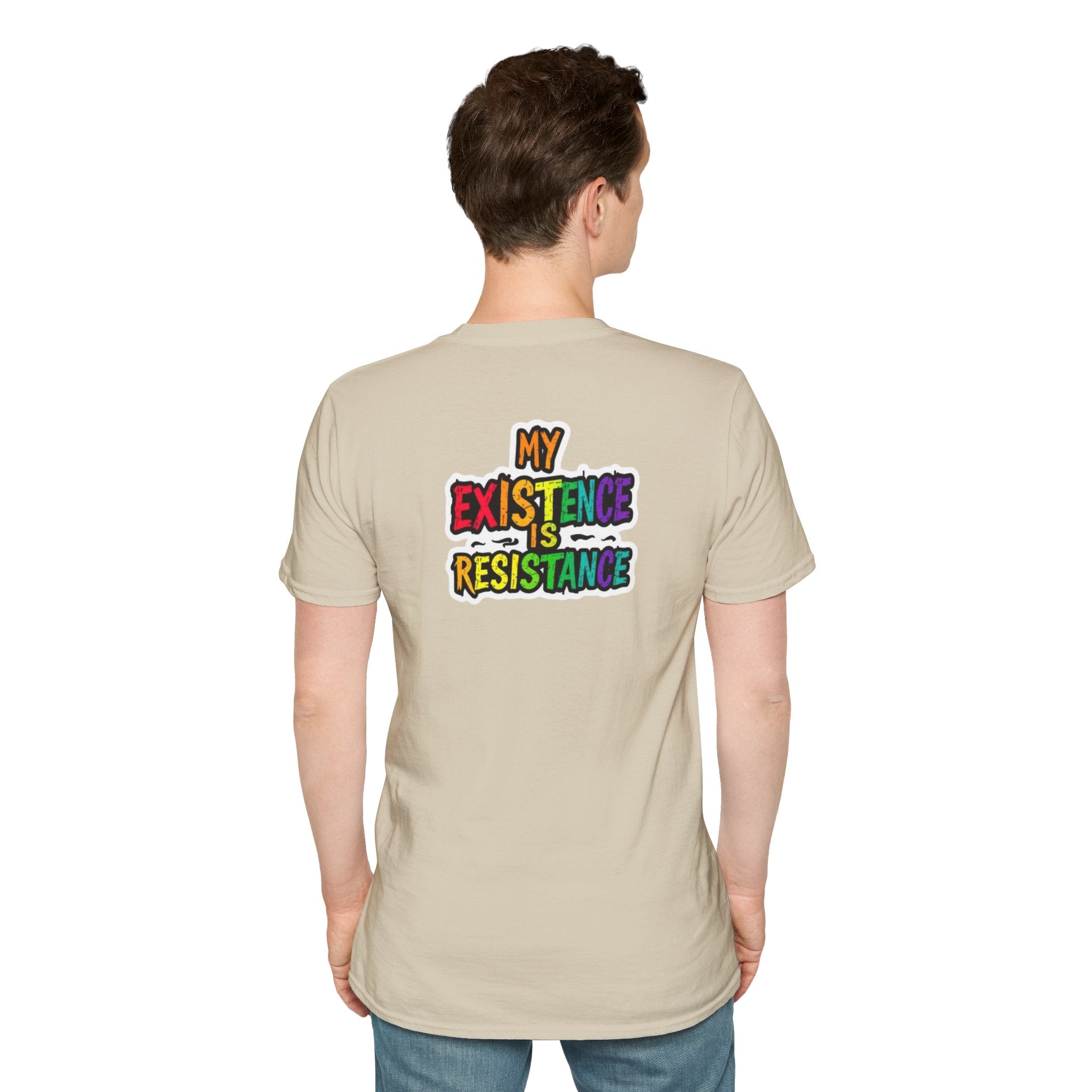 Camiseta unisex Softstyle - Diseño de corazón de orgullo con la frase 'La existencia es resistencia'