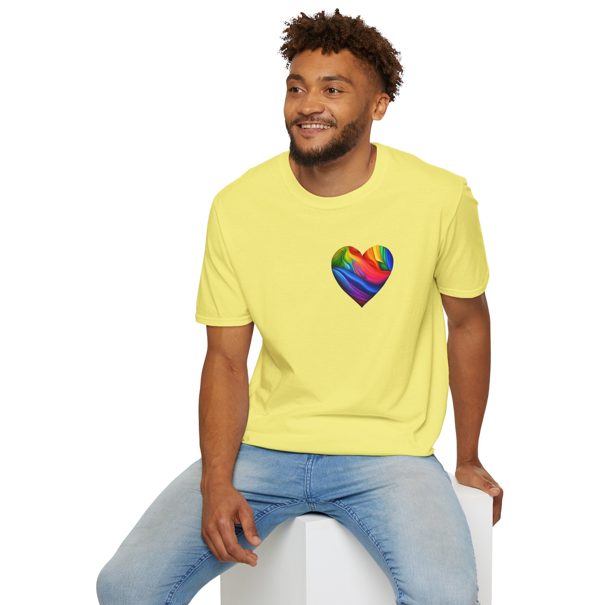 Camiseta unisex Softstyle - Diseño de corazón de orgullo con la frase 'La existencia es resistencia'