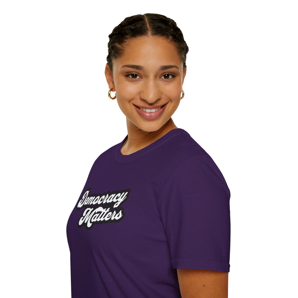 Camiseta unisex de estilo suave con gráficos "La democracia importa" y "Nosotros, el pueblo, estamos cabreados".