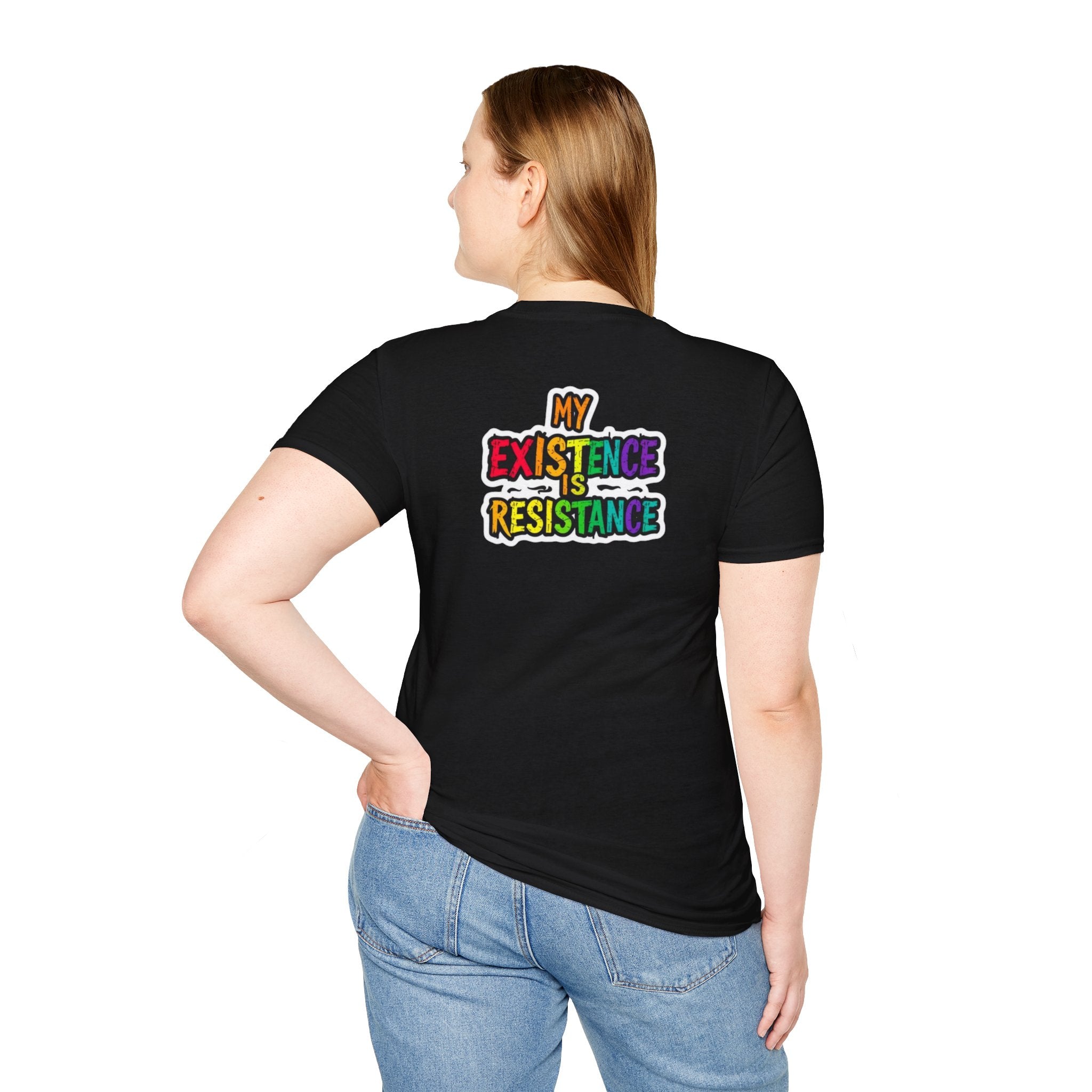 Camiseta unisex Softstyle - Diseño de corazón de orgullo con la frase 'La existencia es resistencia'