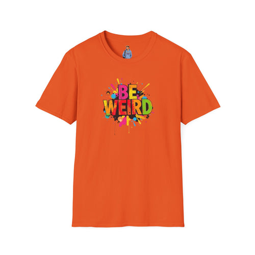 Camiseta unisex de estilo suave Be Weird: camiseta gráfica divertida y colorida para expresarse